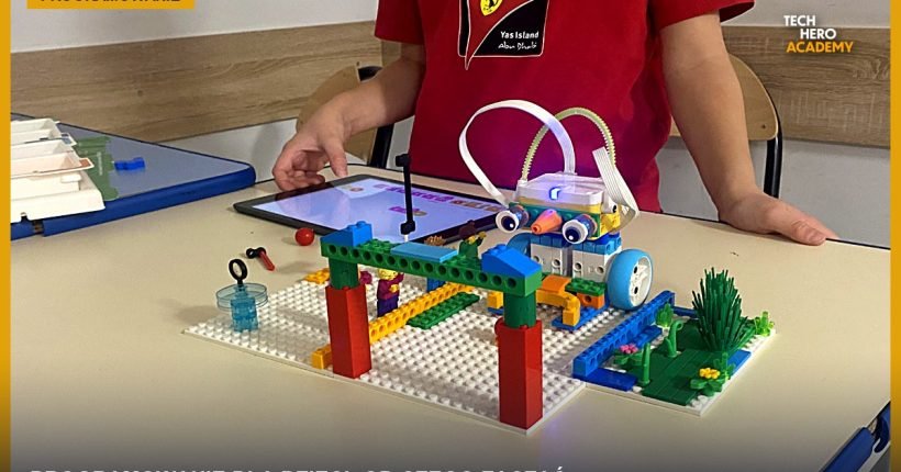 Dziecko programuje robota LEGO na tablecie w Tech Hero Academy
