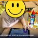 Dziecko programuje na tablecie obok robota LEGO, nauka Roblox Studio w Tech Hero Academy