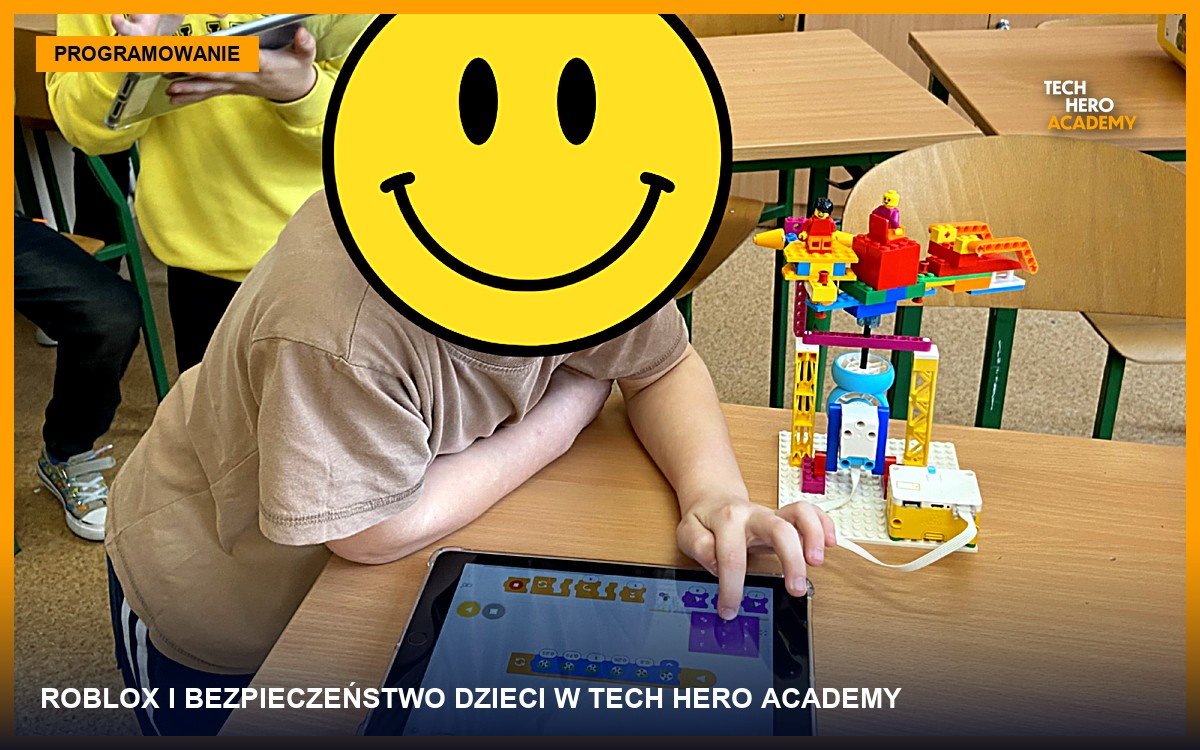 Dziecko programuje na tablecie obok robota LEGO, nauka Roblox Studio w Tech Hero Academy