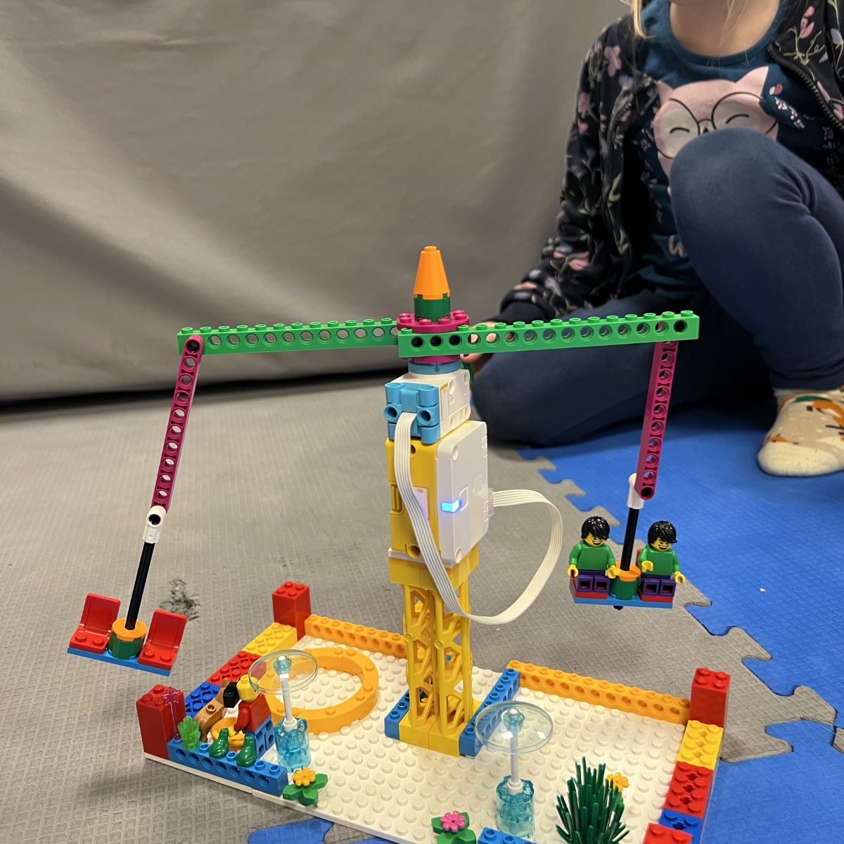 Atrakcje na urodziny: duża konstrukcja z klocków LEGO zbudowana przez dzieci