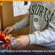 Okładka artykułu Tech Hero Academy: dziecko przy stole z robotem z klocków LEGO, w tle plakat o bezpieczeństwie w internecie, tytuł Bezpieczeństwo dziecka w internecie: poradnik dla rodziców
