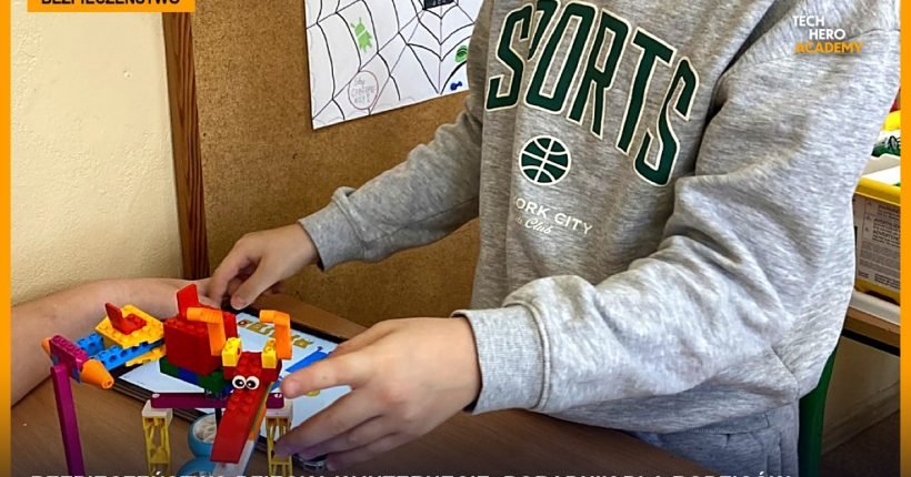 Okładka artykułu Tech Hero Academy: dziecko przy stole z robotem z klocków LEGO, w tle plakat o bezpieczeństwie w internecie, tytuł Bezpieczeństwo dziecka w internecie: poradnik dla rodziców