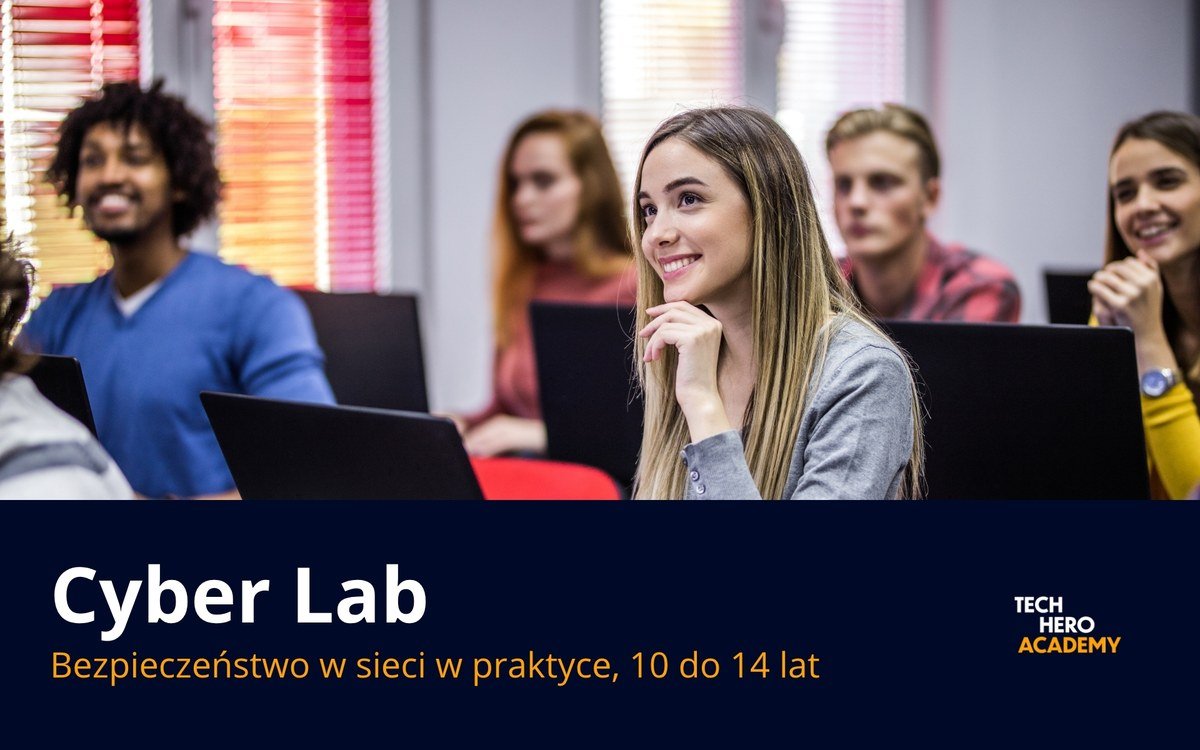 Grupa uczniow z trenerem przy laptopach na zajeciach Cyber Lab