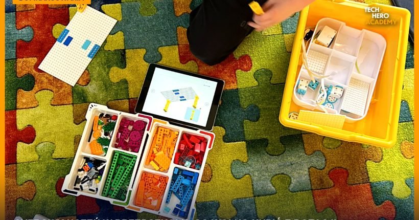 Dziecko na dywanie w przedszkolu z tabletem i zestawem klocków do nauki kodowania, okładka artykułu o programie Cyfrowy Uczeń dla przedszkoli