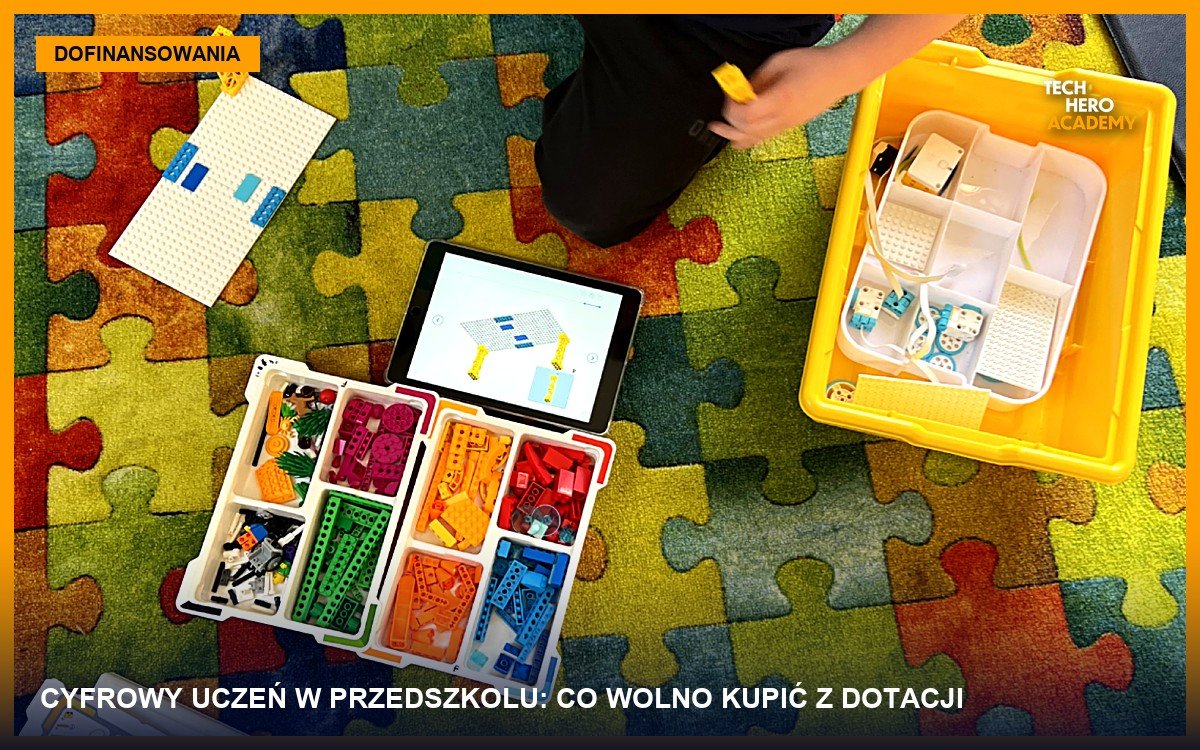 Dziecko na dywanie w przedszkolu z tabletem i zestawem klocków do nauki kodowania, okładka artykułu o programie Cyfrowy Uczeń dla przedszkoli