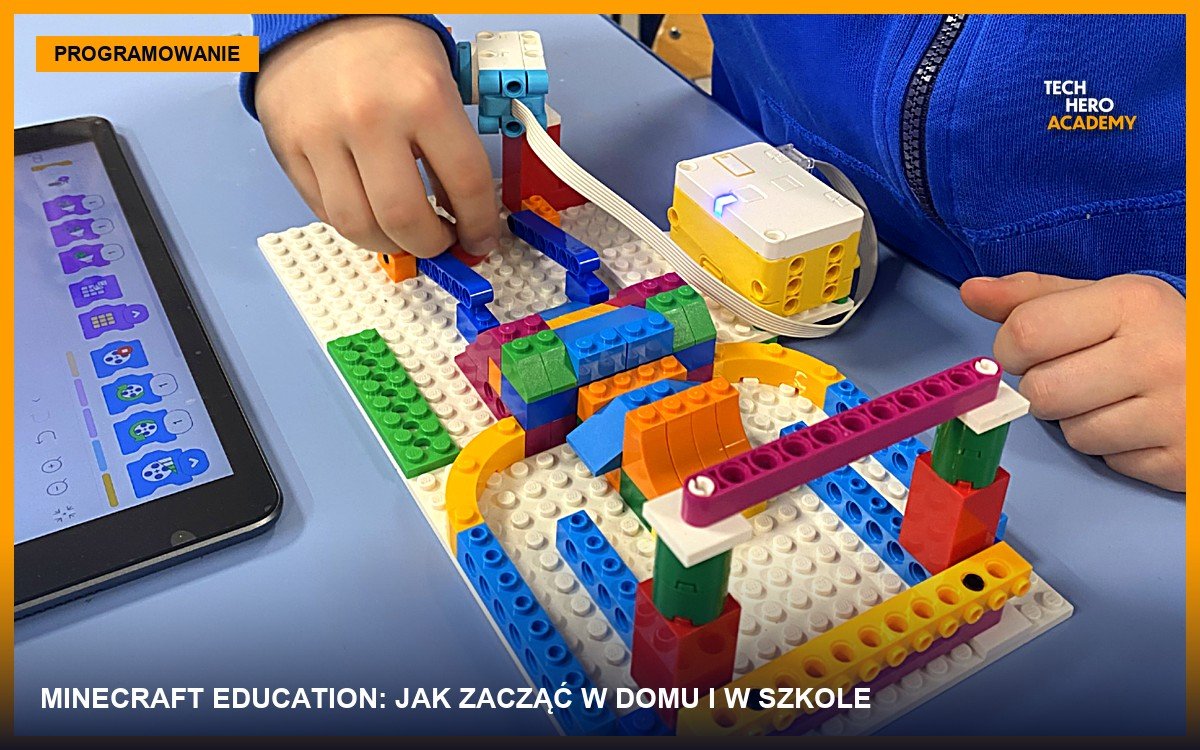 Dziecko buduje konstrukcję z klocków LEGO, obok tablet z programem ułożonym z bloków, zajęcia Tech Hero Academy