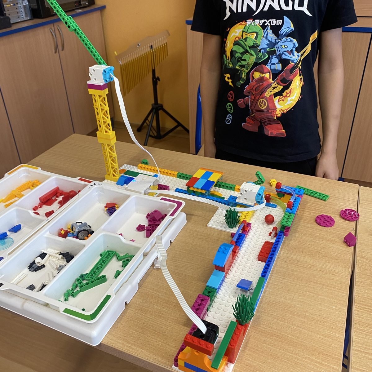 Nowoczesna pracownia komputerowa w szkole: stanowiska z konstrukcjami LEGO gotowe do zajęć