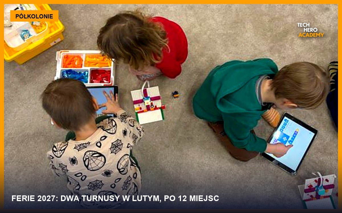 Troje dzieci na podłodze buduje modele z klocków LEGO i programuje je na tabletach podczas półkolonii Tech Hero Academy