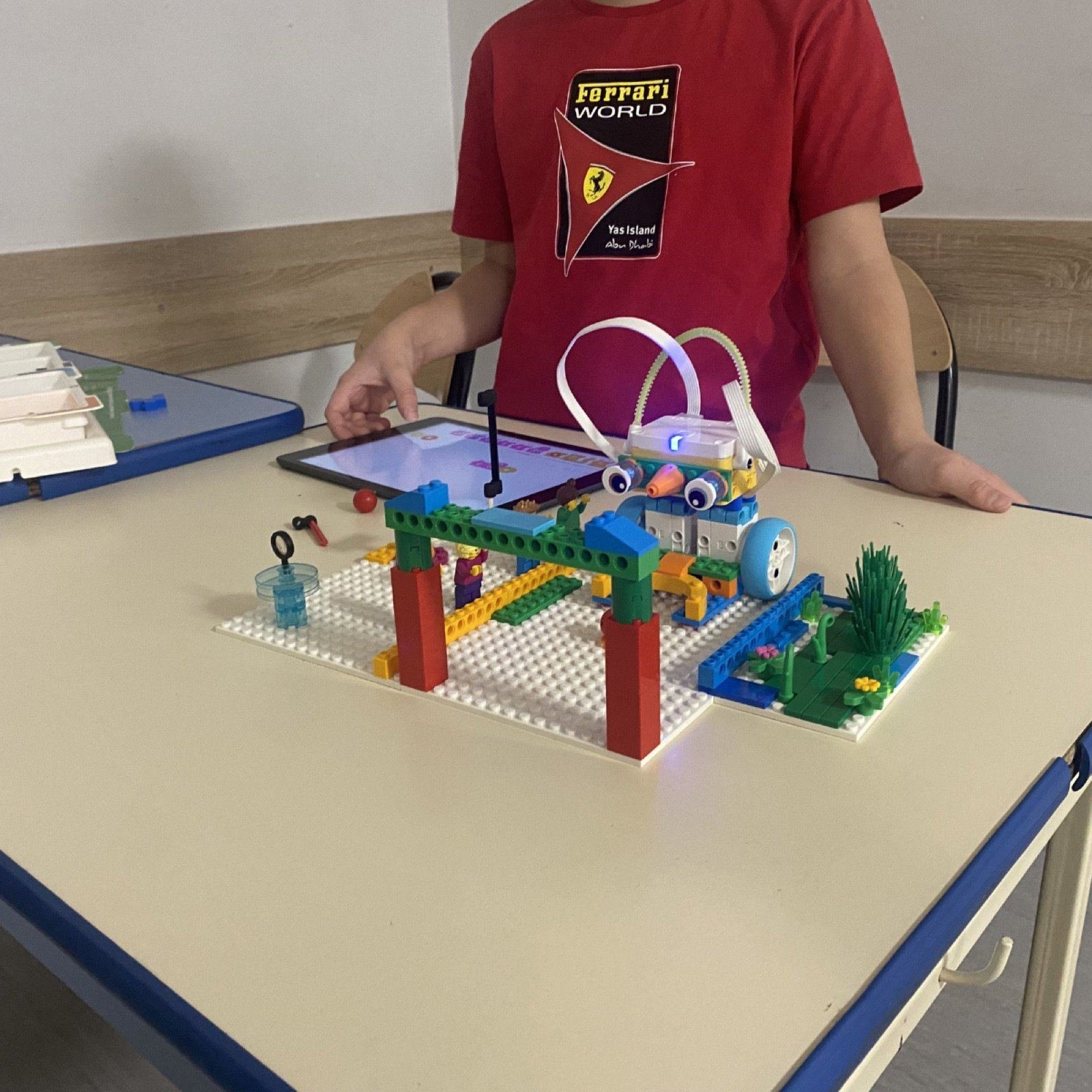 Półkolonie Tech Hero Academy: dziecko programuje na tablecie model zbudowany z klocków LEGO