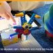 Dziecko wskazuje palcem kod blokowy na ekranie tabletu, obok robot zbudowany z klocków LEGO na zajęciach Tech Hero Academy