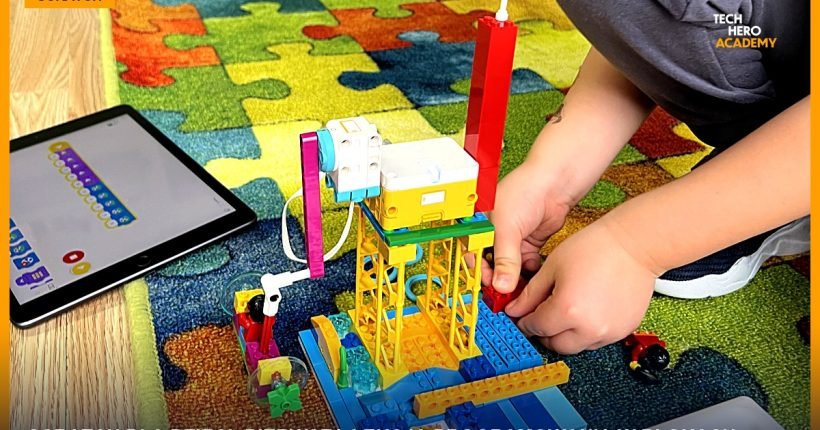 Scratch dla dzieci: pierwsza lekcja programowania w blokach, tablet z kodem w blokach i robot z klocków na zajęciach Tech Hero Academy