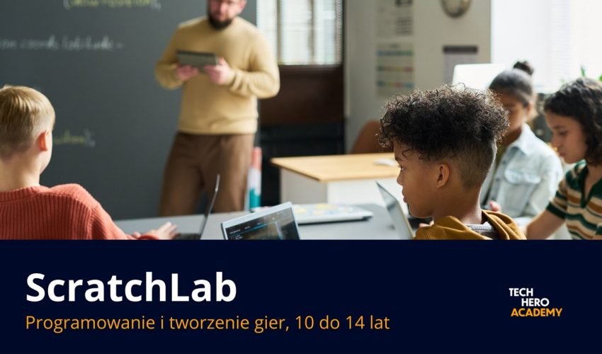 Uczniowie w klasie z trenerem na zajeciach ScratchLab dla 10 do 14 lat