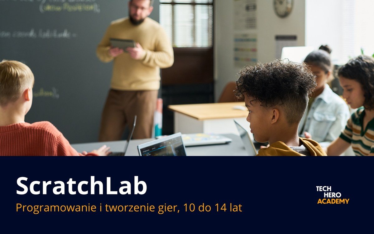 Uczniowie w klasie z trenerem na zajeciach ScratchLab dla 10 do 14 lat