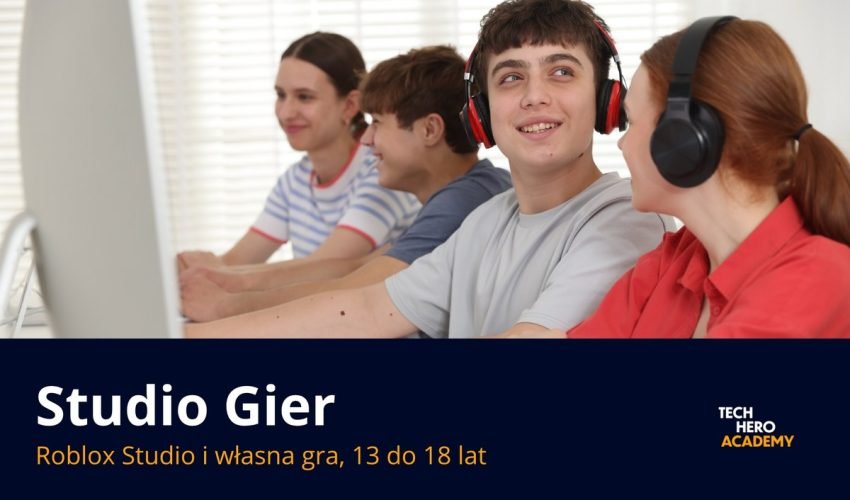 Mlodziez w sluchawkach przy komputerach na zajeciach Studio Gier