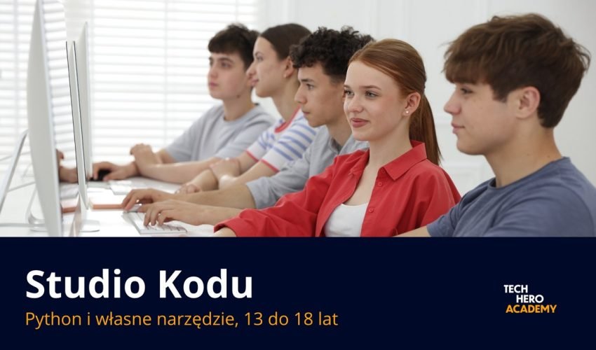 Mlodziez przy stanowiskach komputerowych na zajeciach Studio Kodu