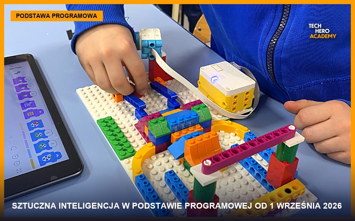 Uczeń buduje przy stole model z klocków LEGO z modułem elektronicznym, obok tablet z aplikacją do programowania blokowego