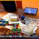 Dzieci na podłodze budują konstrukcje z klocków LEGO i programują je na tablecie podczas urodzin technologicznych w Tech Hero Academy