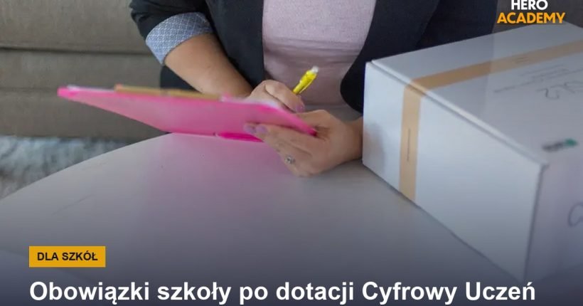 Osoba odhacza punkty listy na podkładce przy biurku, obok pudełko ze sprzętem