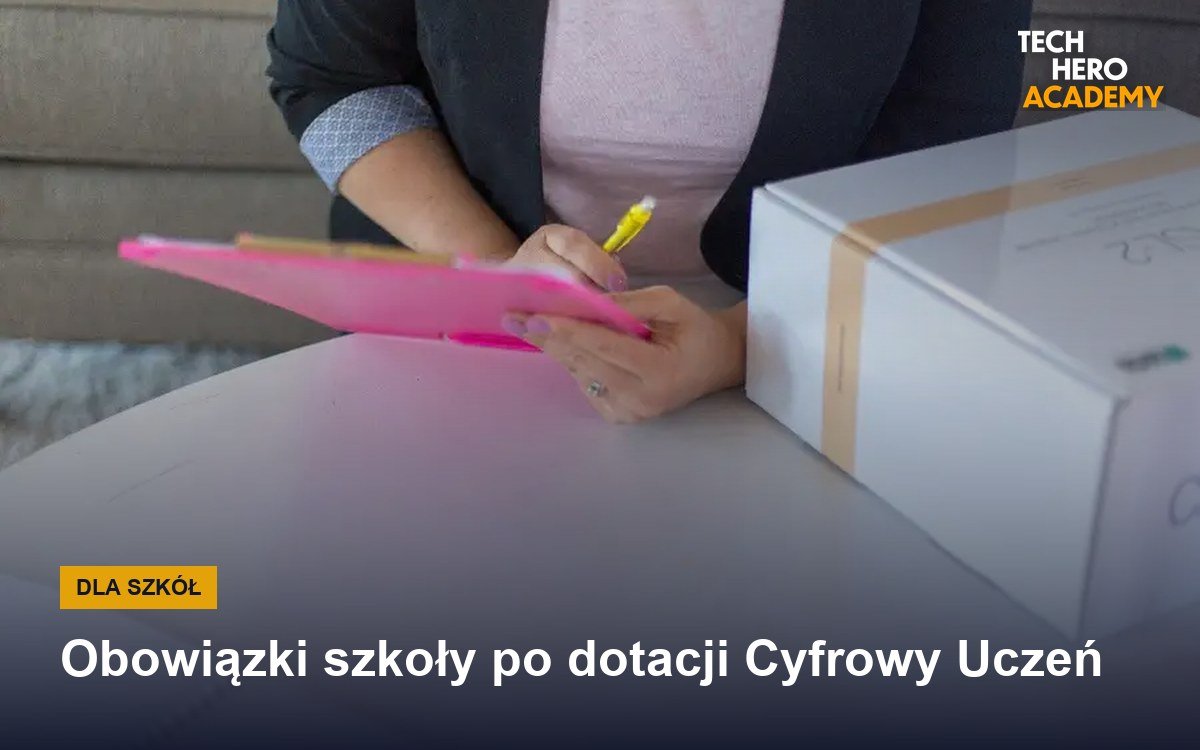 Osoba odhacza punkty listy na podkładce przy biurku, obok pudełko ze sprzętem