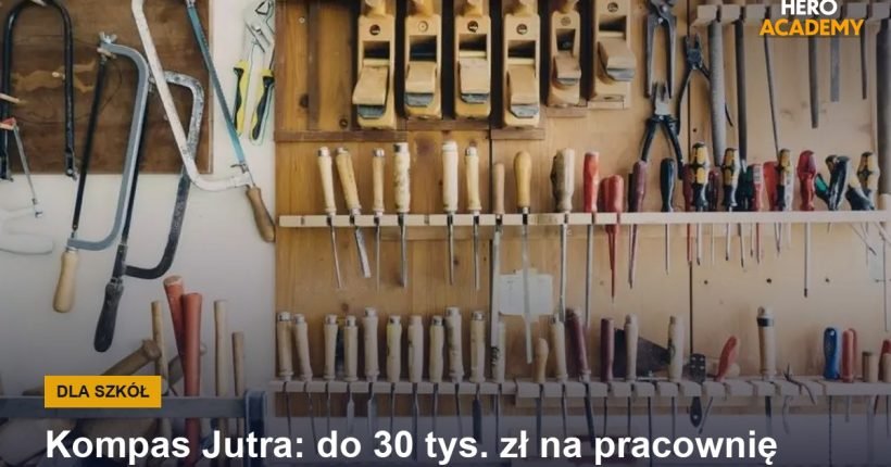 Ściana z narzędziami warsztatowymi: piły, dłuta, pilniki i strugi na drewnianym stojaku