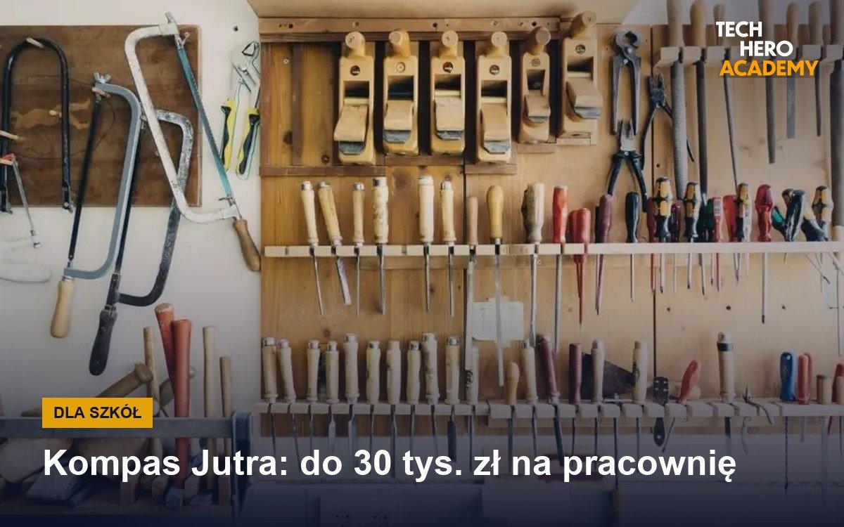 Ściana z narzędziami warsztatowymi: piły, dłuta, pilniki i strugi na drewnianym stojaku