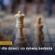 Drewniane figury szachowe na szachownicy, okładka poradnika o szachach dla dzieci