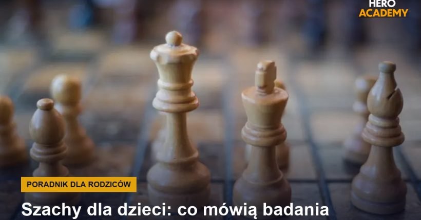 Drewniane figury szachowe na szachownicy, okładka poradnika o szachach dla dzieci