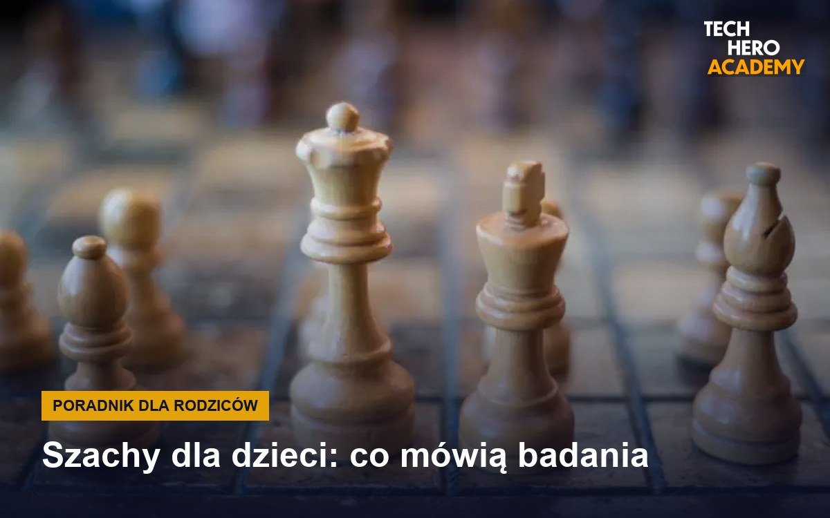 Drewniane figury szachowe na szachownicy, okładka poradnika o szachach dla dzieci